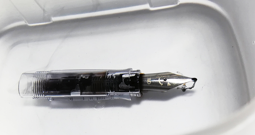 パイロット 万年筆「カクノ（kakuno）」ペン先を洗浄中